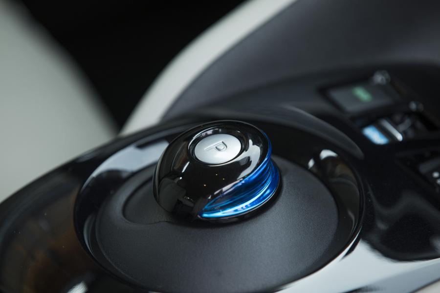 Детали интерьера Nissan Leaf 2018 года  (NA) (фото 79 из 104)